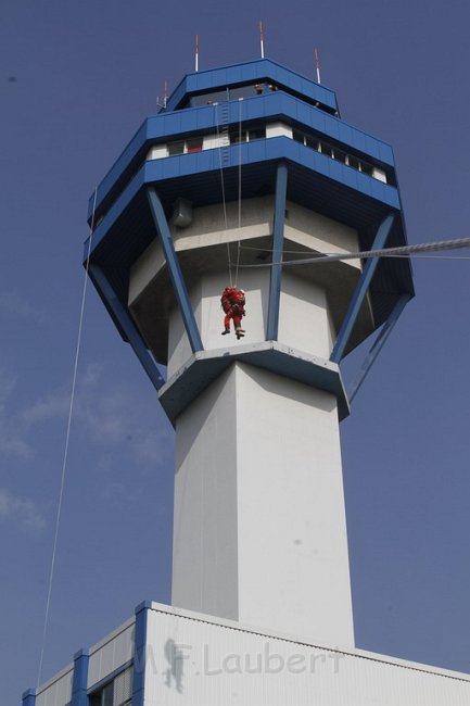 Hoehenretter bei der Uebung am Koeln Bonner Flughafen Tower P084.JPG